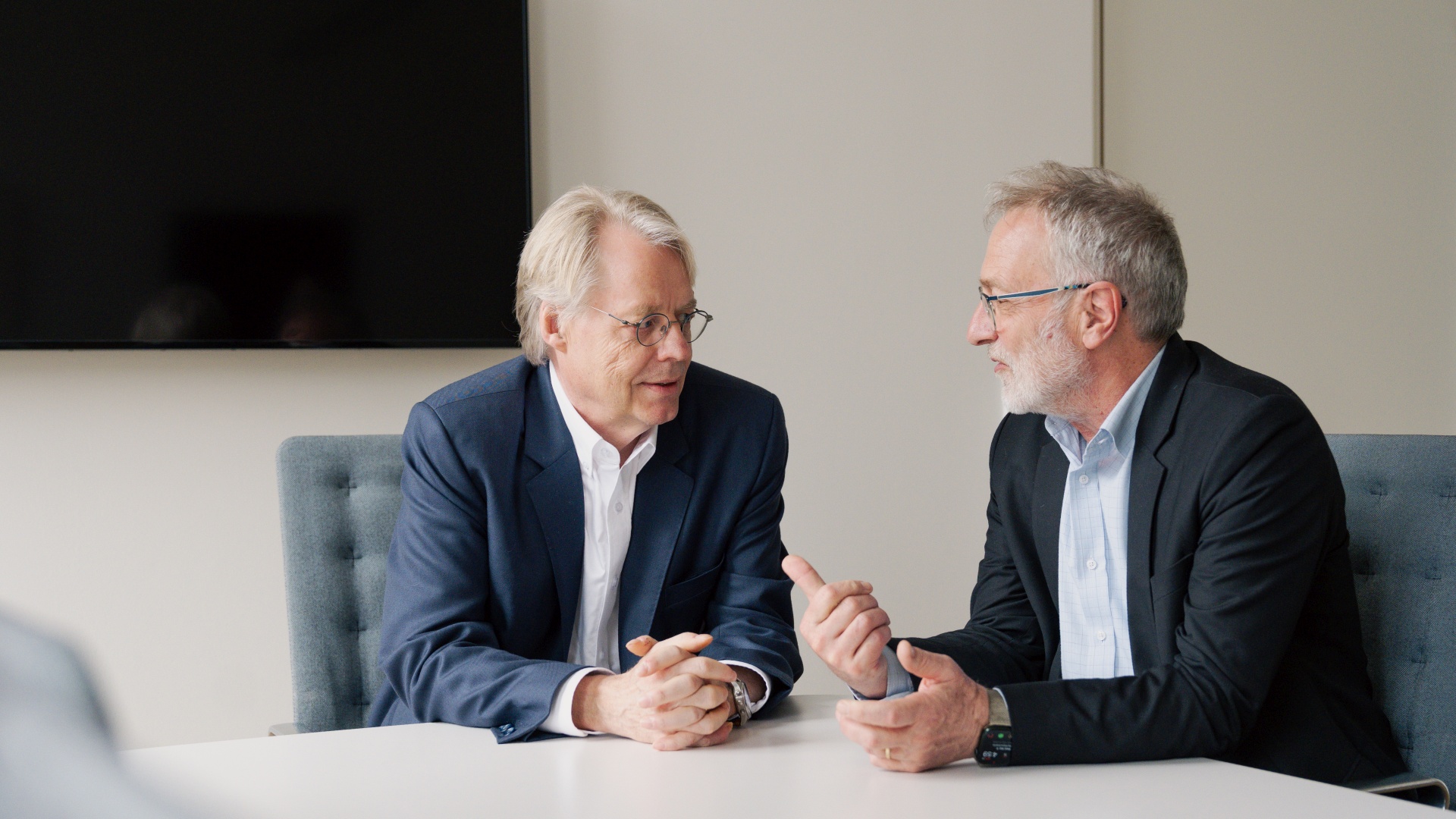 Jan S. Hesthaven and Martin Keller sit at a table and talk.