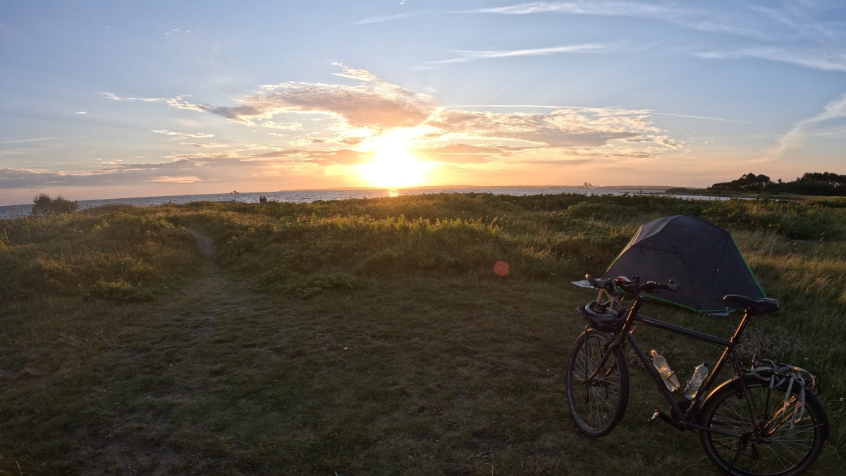 Bild des Sonnenuntergangs. Im Vordergrund ist Arnds Fahrrad. 