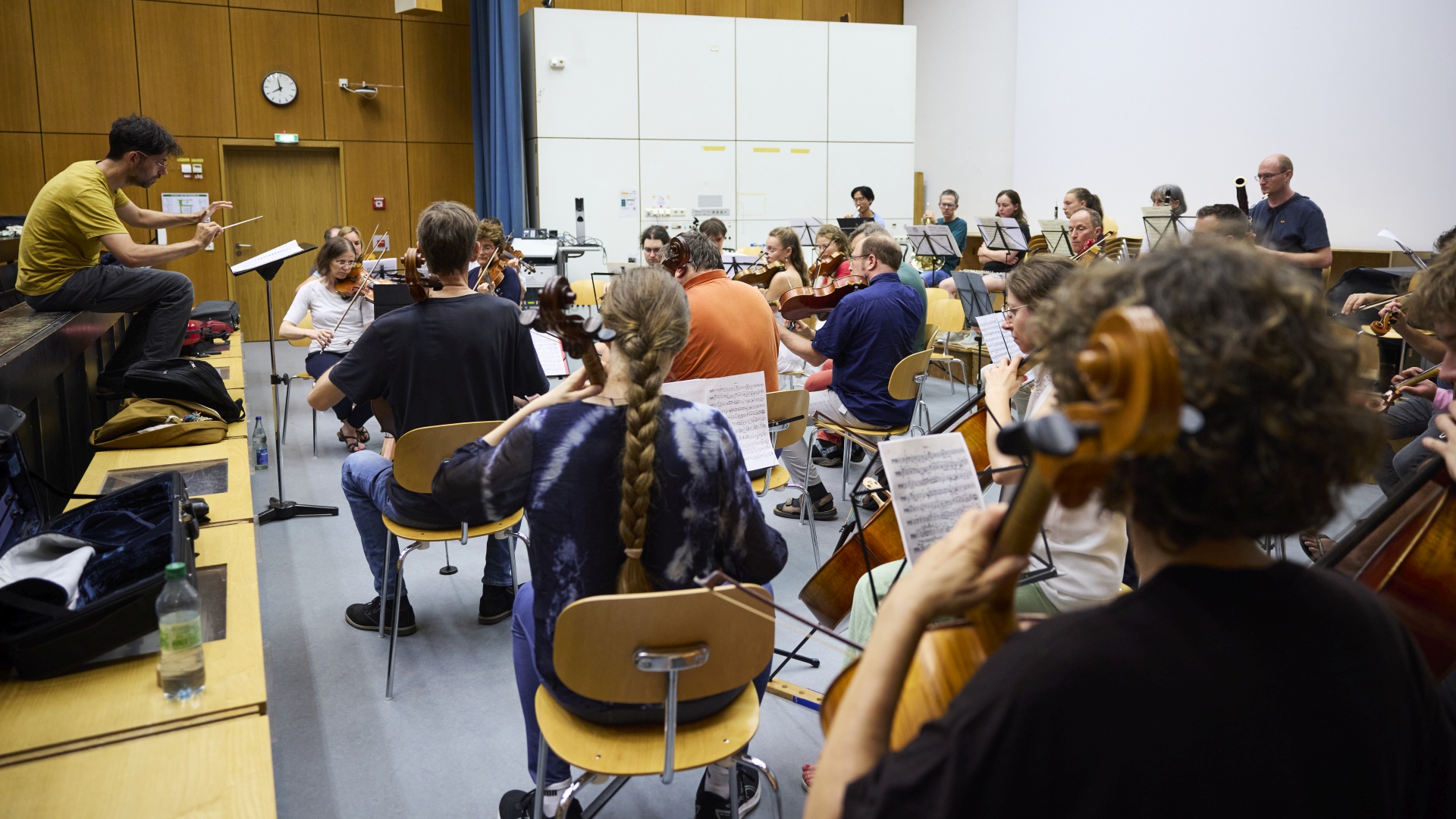 KIT-Kammerorchester bei einer Probe von hinten.