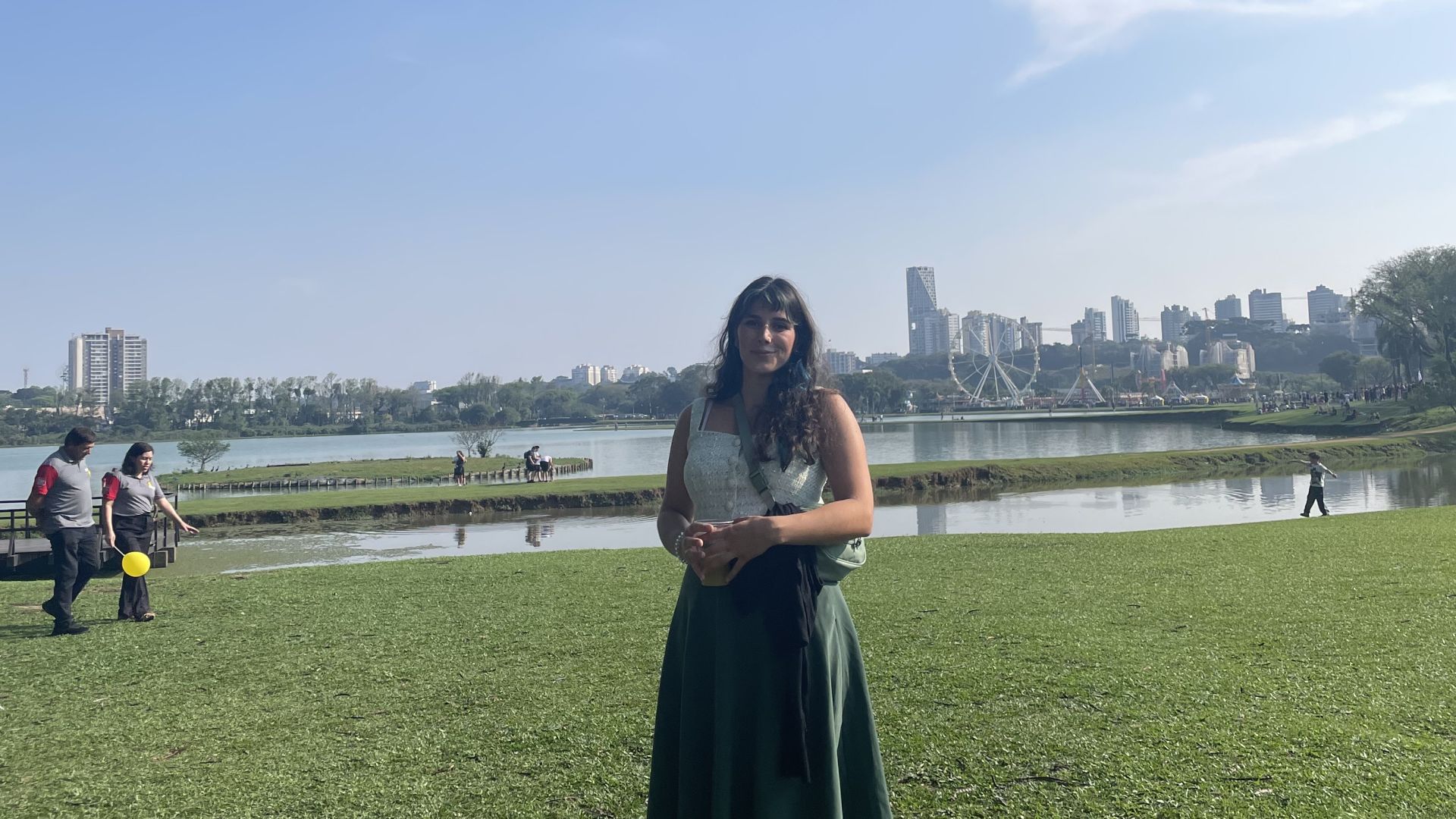 Katharina Rosas posiert für ein Bild. Im Hintergrund sind Hochhäuser und Wasser zu sehen.