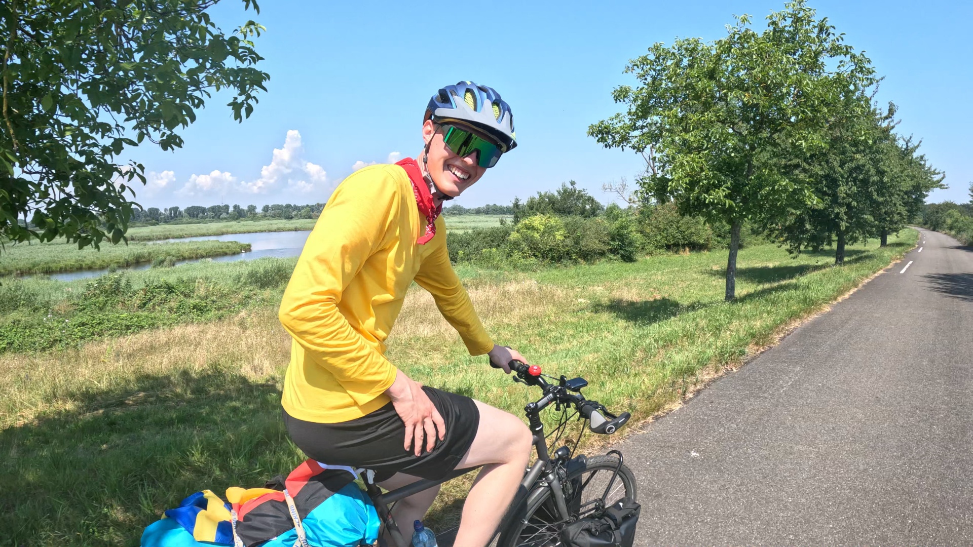 Arnd Hanisch sitzt auf seinem Fahrrad und lacht in die Kamera.